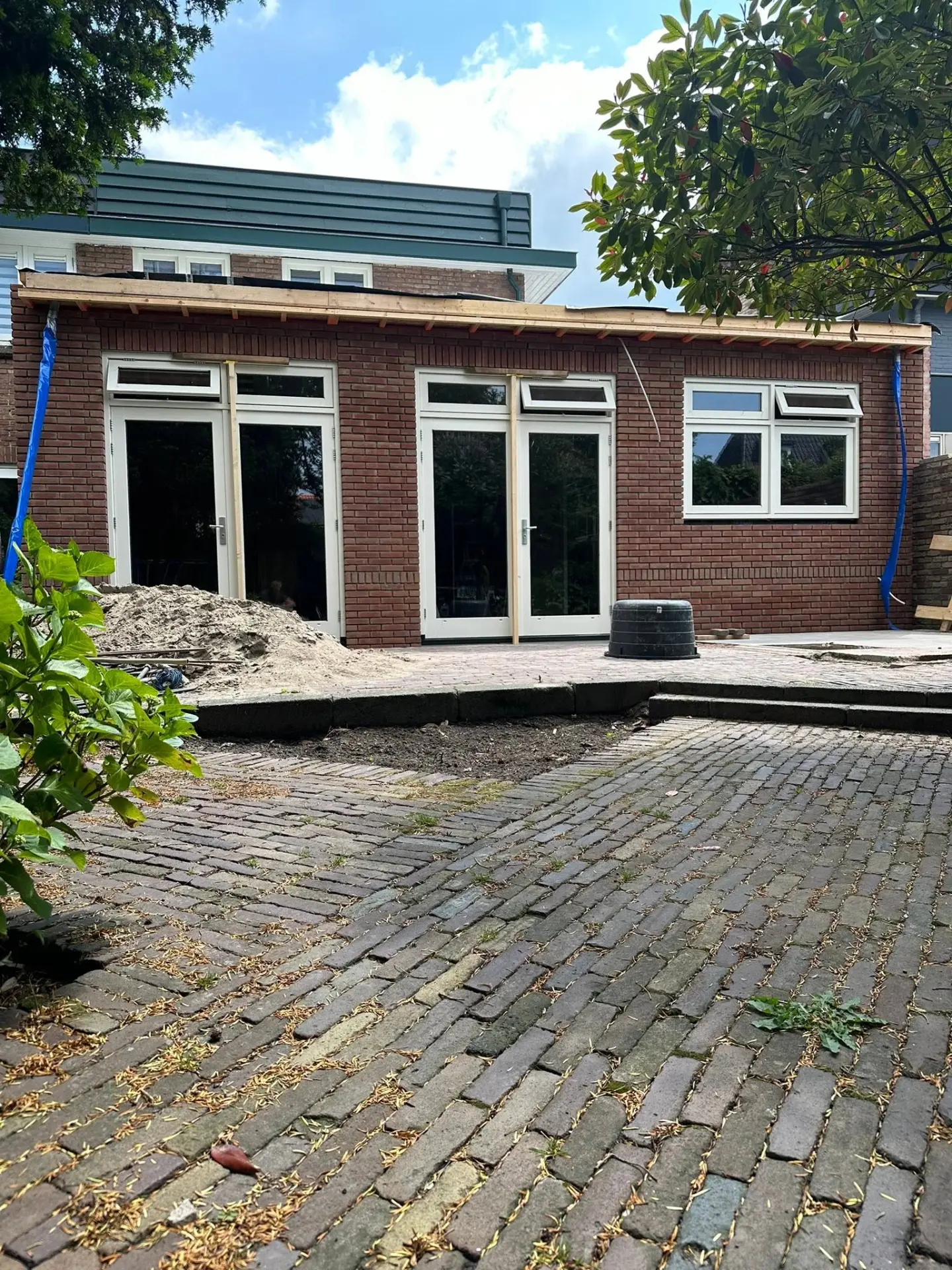 Woning met steiger tijdens de bouw van een nieuwe dakopbouw door Kruijff Bouw